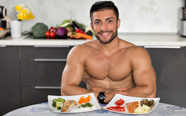 bodybuilders in the kitchen with meals